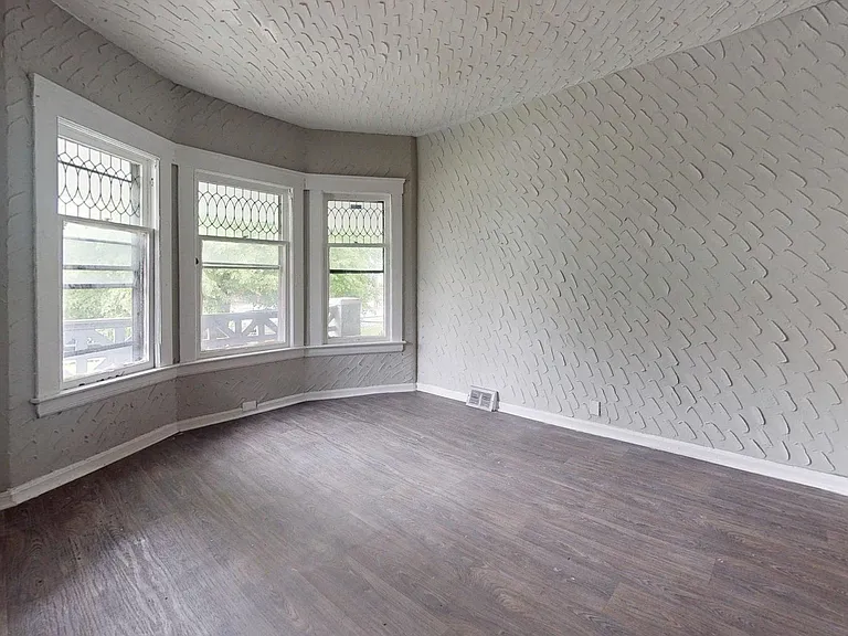 3889 W 33rd St — Photo 33