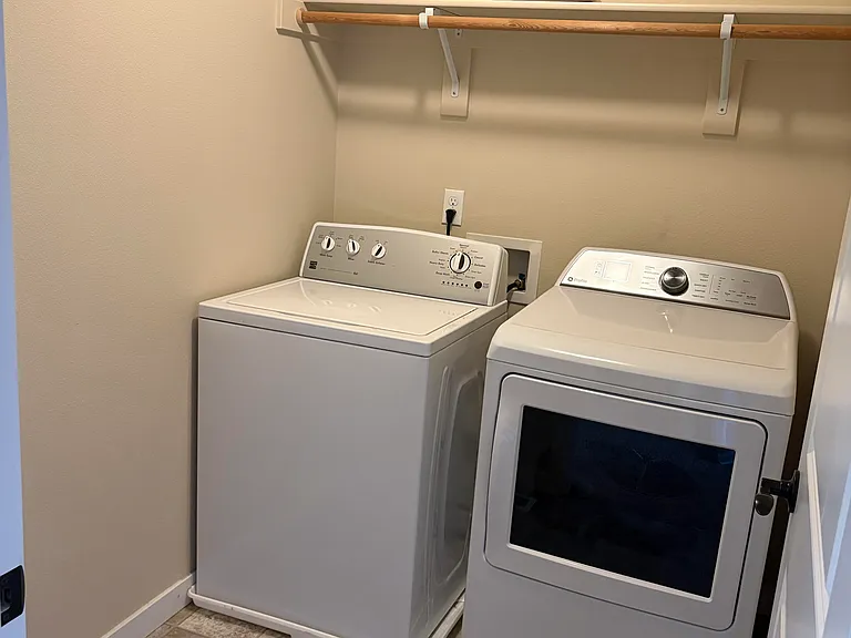 Washer/dryer included