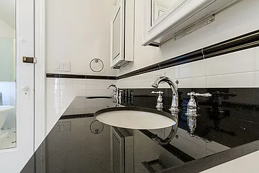 Rented by Dixon Advisory USA Inc.