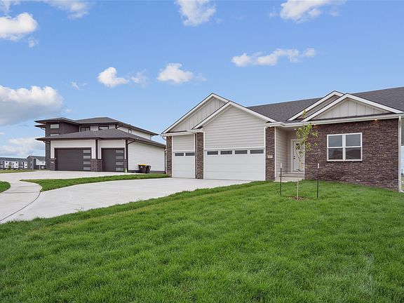 3rd image of 870 NW Frescott Cir