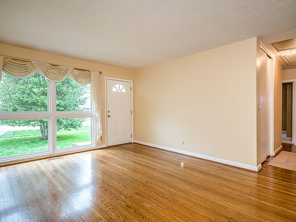 4th image of 2638 W Wendell Ave