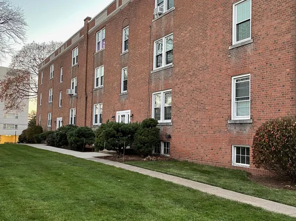 890 Farmington Ave, West Hartford, CT 06119