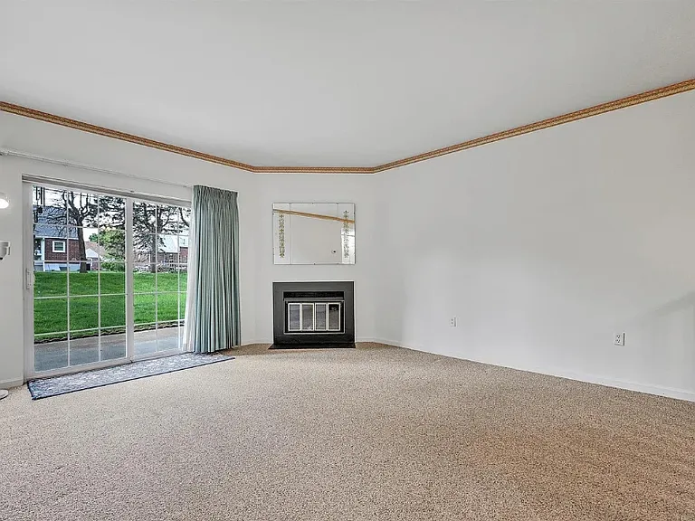 105 Valley Greene Cir #105 — Photo 6