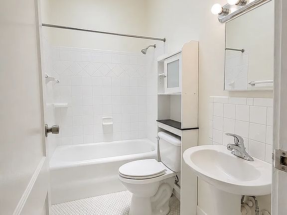 2nd image of 406 Northwood Rd APT 4