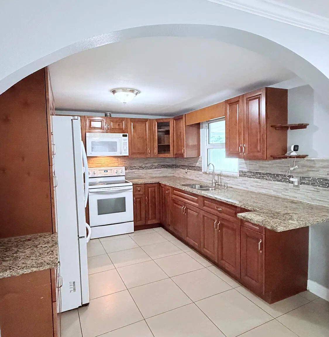 3 bed, 2.0 bath, 1068 sqft, $3,500 — Photo 2
