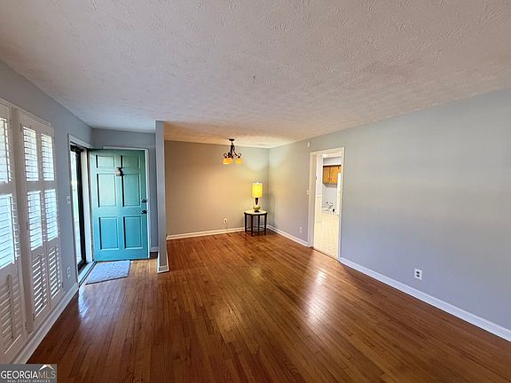 5th image of 3053 Menlo Park Dr