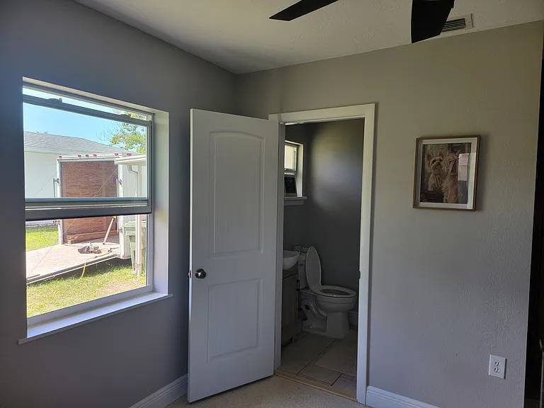 219 Crescent Ct E — Photo 9