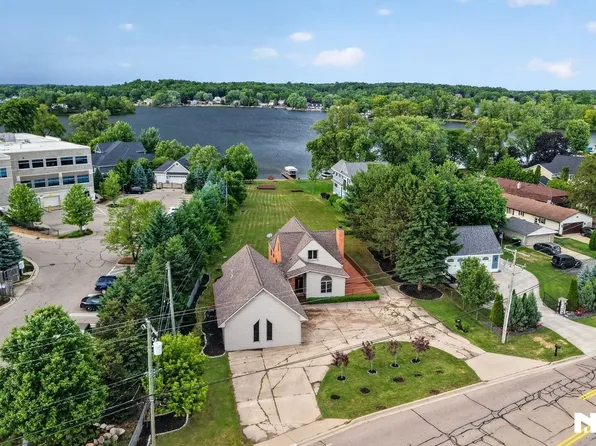 8315 Hilton Rd, Brighton, MI 48114