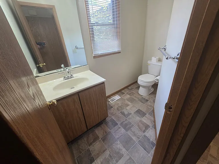 1009 Valley Side Dr — Photo 10
