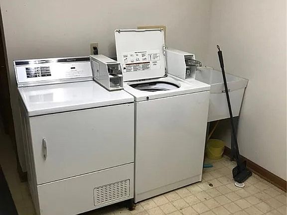 3rd image of 2735 Alder Creek Dr S APT 4