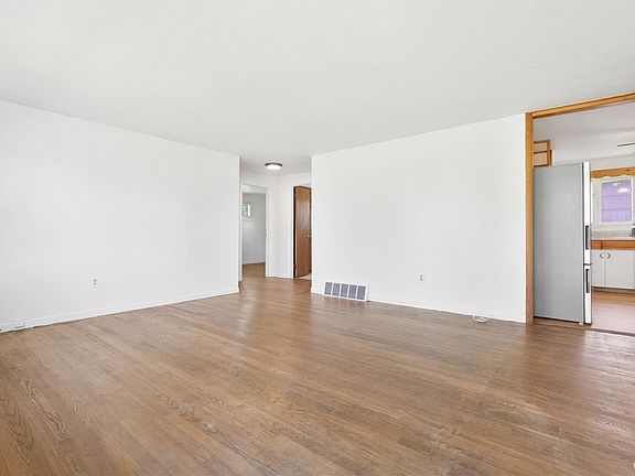 3rd image of 183 Medford Rd