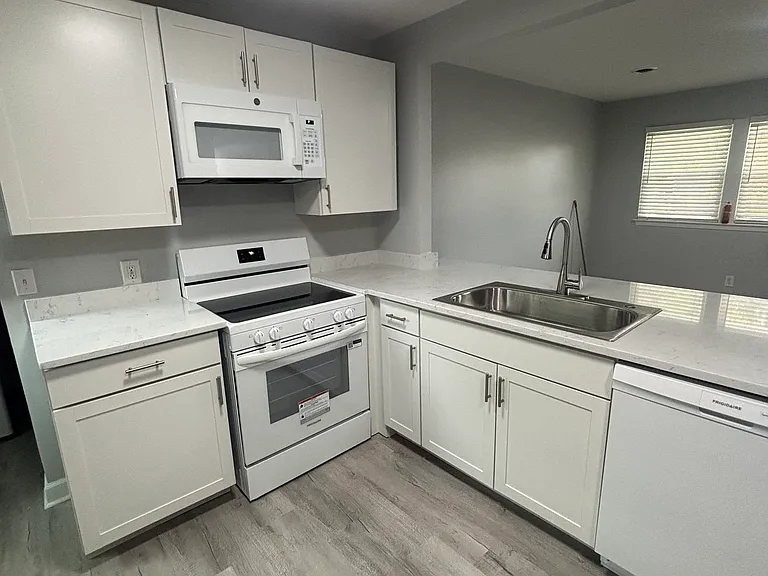 711 Argonne Ct — Photo 17