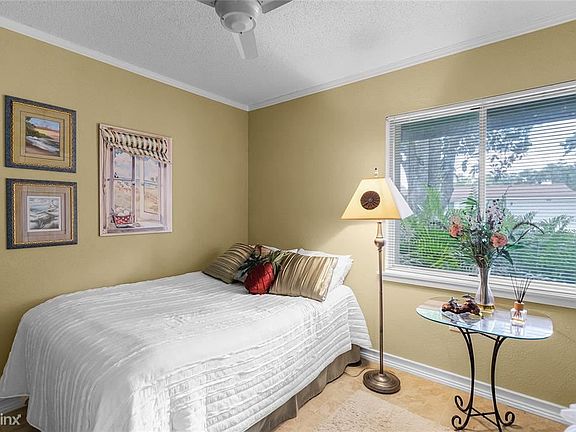 5th image of 210 Cambridge Dr