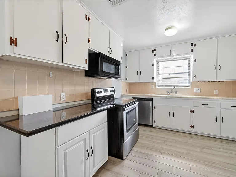 3428 Bradford St — Photo 12