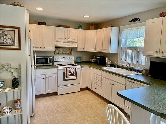5th image of 60 Charles Dr Unit 2