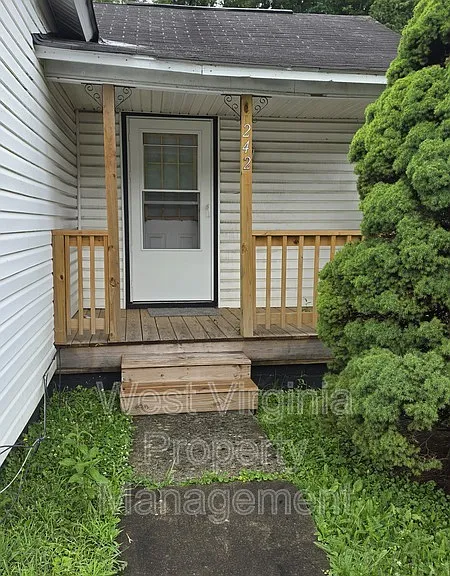 242 Riffe St — Photo 1