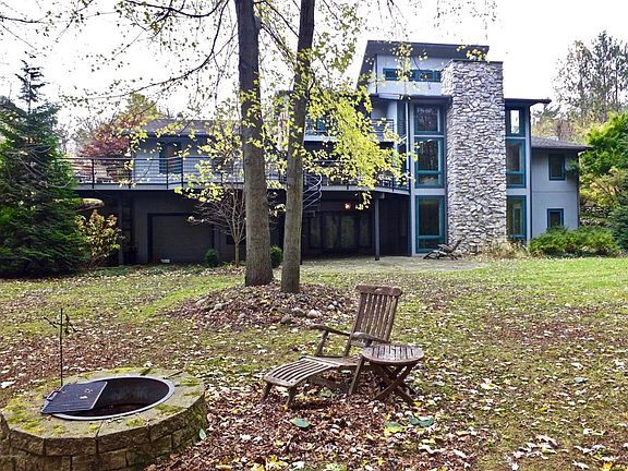 3rd image of 1400 Linden Dr
