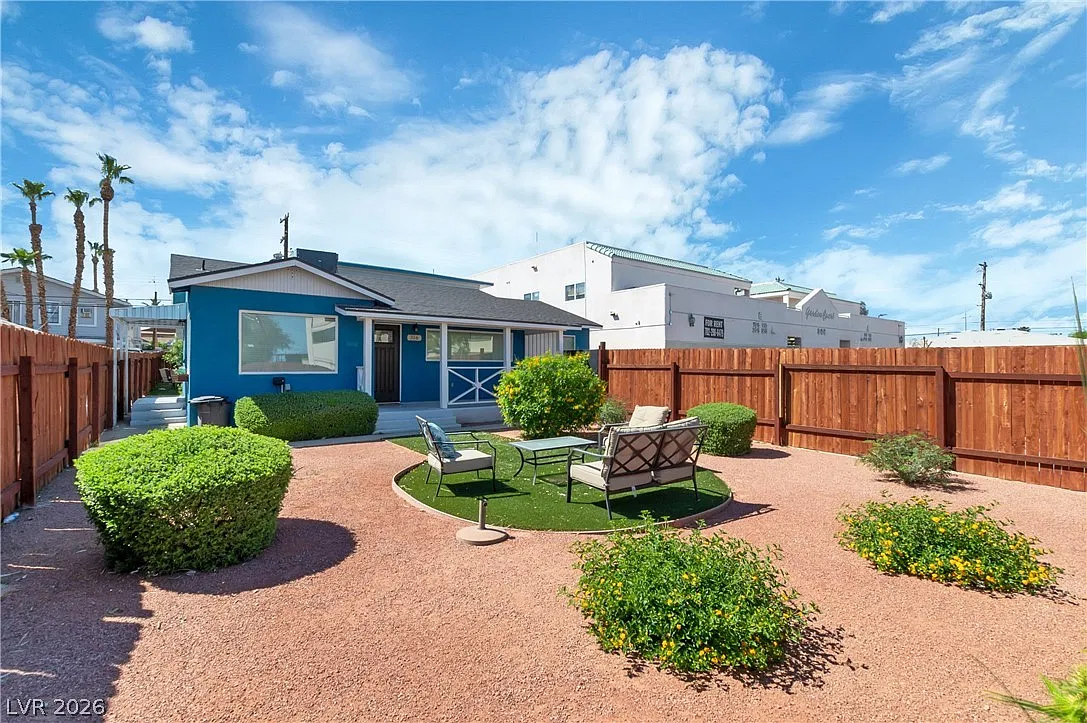 3 bed, 2.0 bath, 2256 sqft, $1,750 — Photo 1