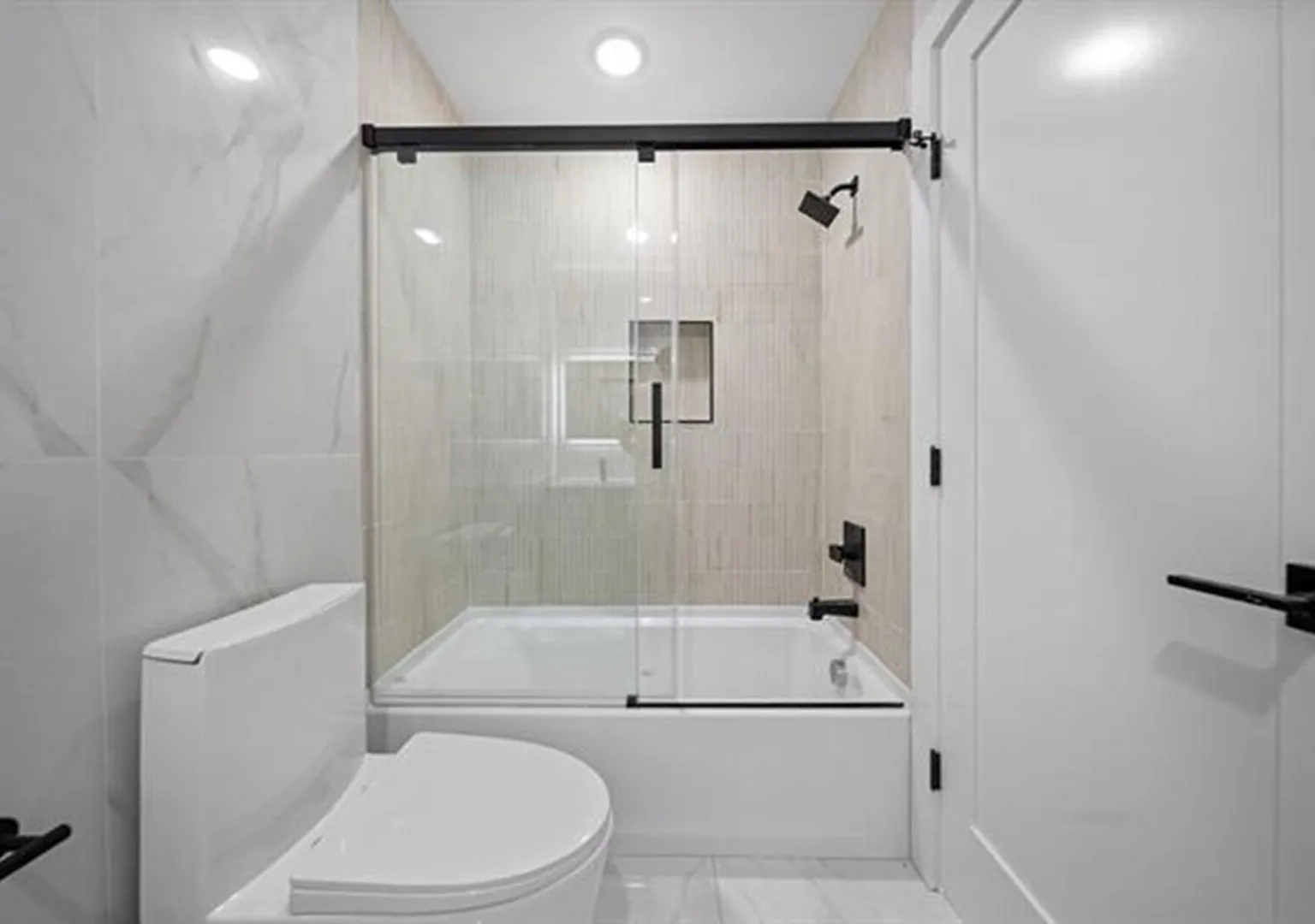 Sophisticated Urban Retreat in Vibrant Jersey City Heights — Photo 2