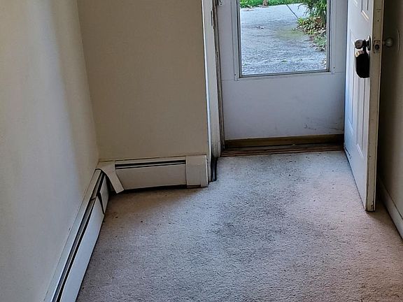 Entrance and hallway / Mud room area