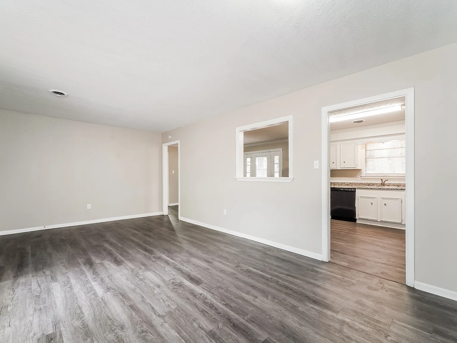3 bed, 1.5 bath, 1346 sqft, $1,045 — Photo 4