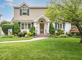 26 Briarcliff Dr, Merrick, NY 11566