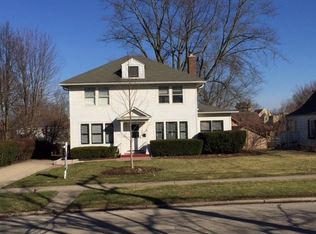 404 Pleasant St, Woodstock, IL 60098