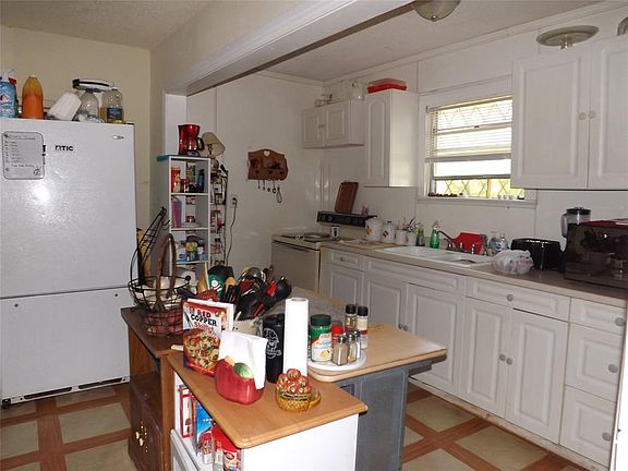 3rd image of 524 Avenue C