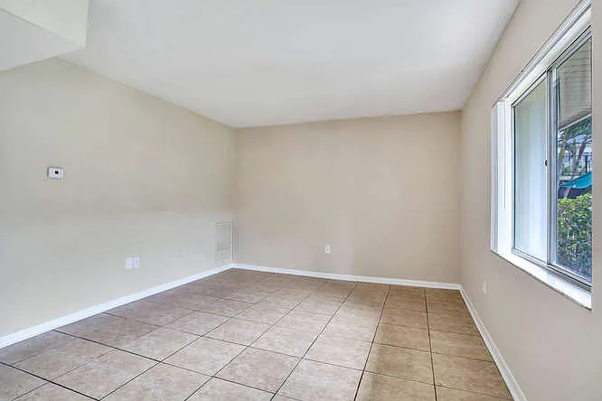 Chateau Apartments — Photo 39