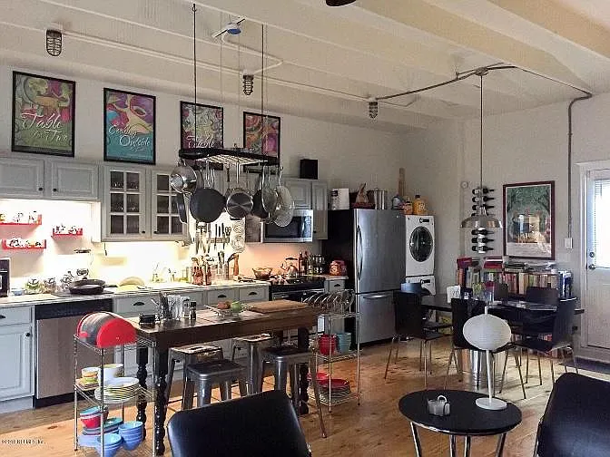 122 E 9th St #1 — Photo 7