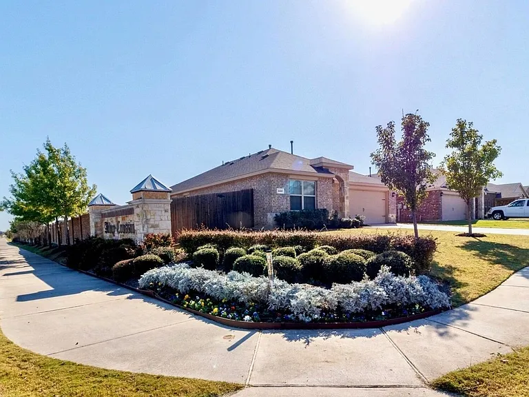 1407 Pampa Grass Dr — Photo 1