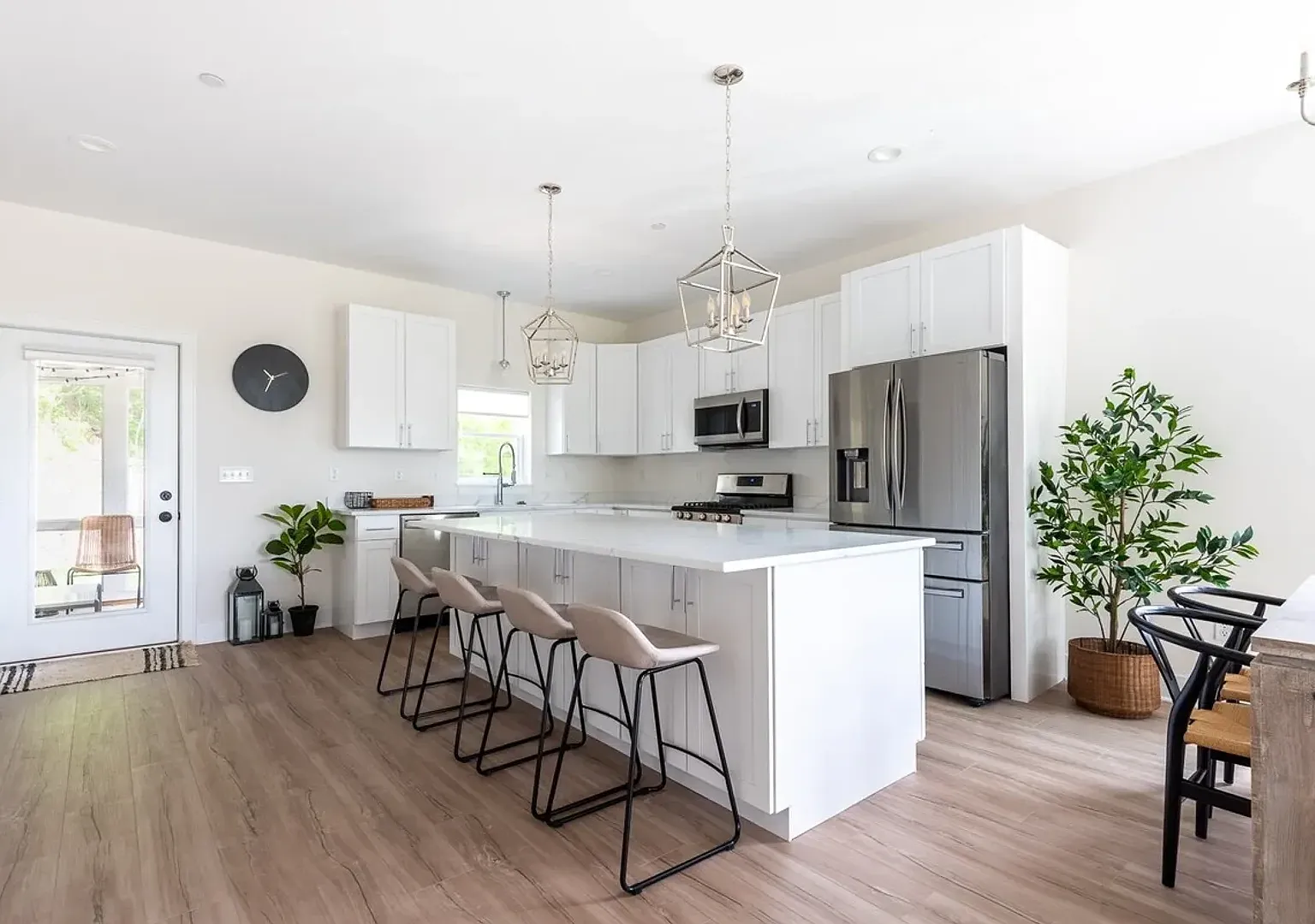 Fontana Contemporary Furnished Townhome Available for Monthly & Mid-Term Rentals — Photo 2