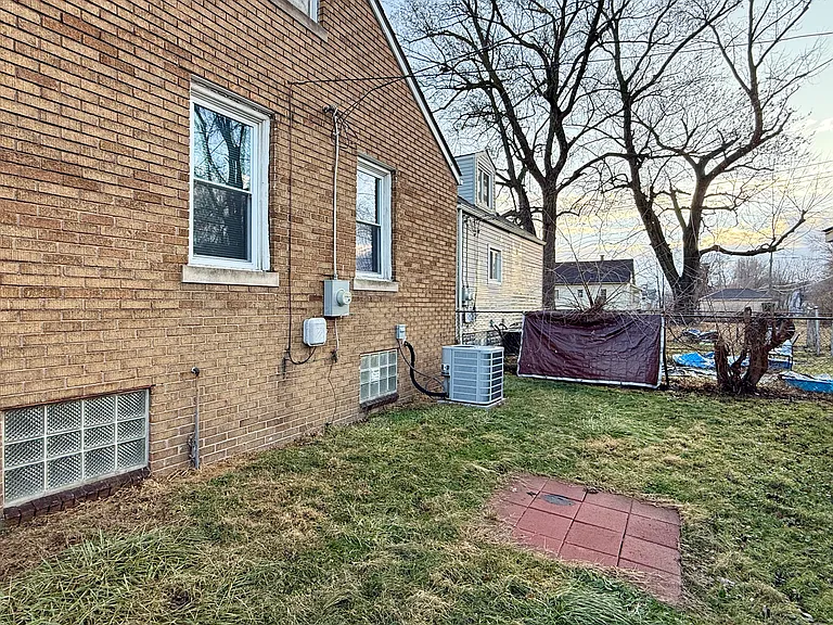 57 W Glenwood St — Photo 3