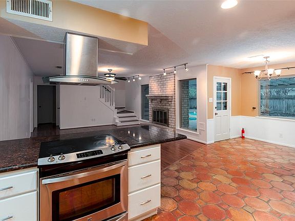 3rd image of 2703 Shadowdale Dr