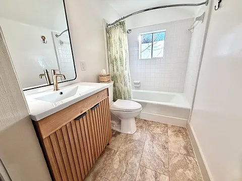 Full bath (inside primary bedroom)