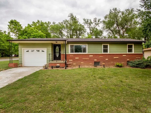 614 W 7th St, Chapman, KS 67431