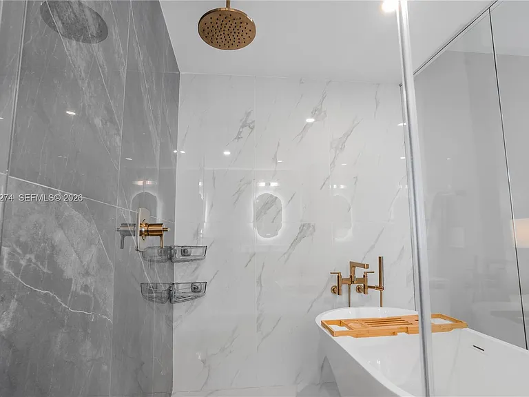 700 NE 24th St #901 — Photo 32
