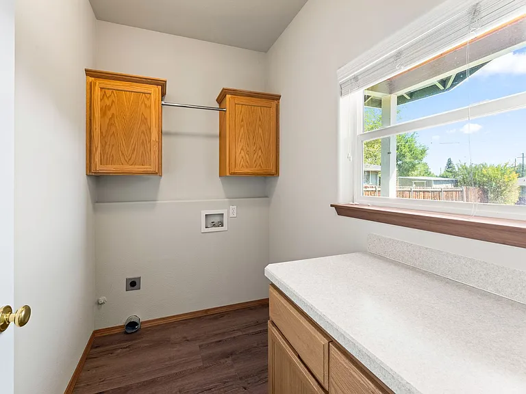 1560 SW Reindeer Ave — Photo 6