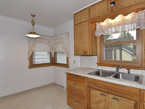4th image of 217 Highland Ave
