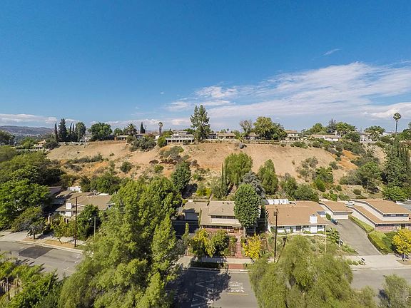 4th image of 23459 Oxnard St