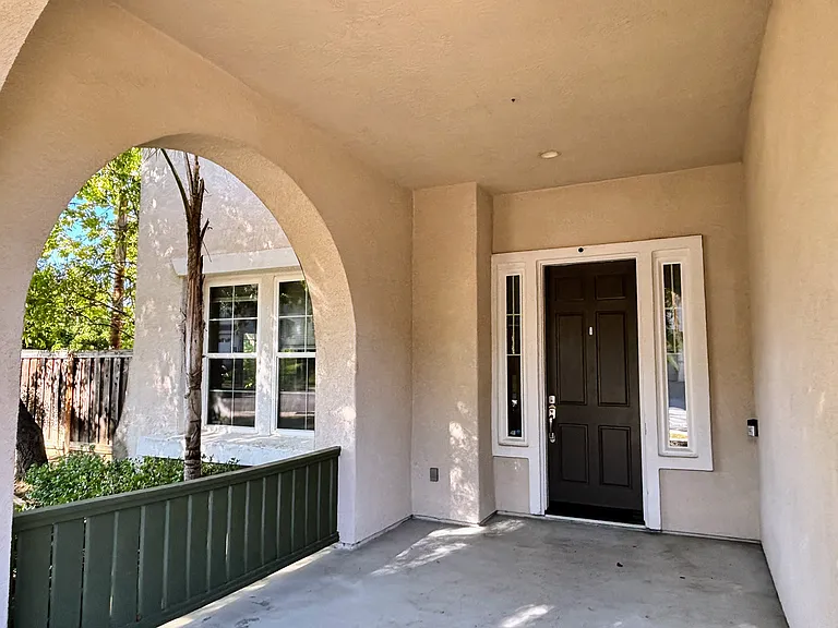 378 Roundhill Dr — Photo 3