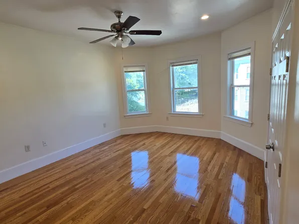 25 Angell St Floor 3, Dorchester Center, MA 02124
