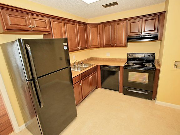 5th image of 443 SW Lakehurst Dr