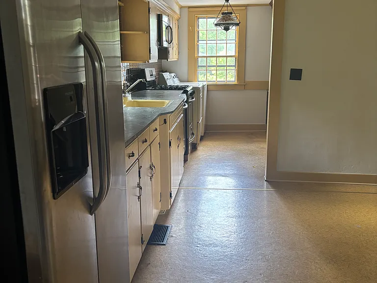1049B Poquonnock Rd — Photo 6