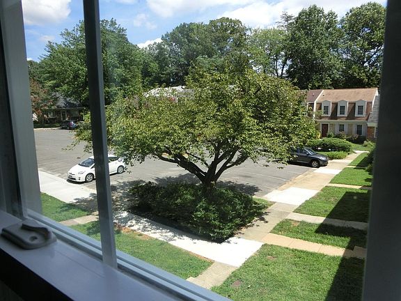 3rd image of 9829 Saint Cloud Ct