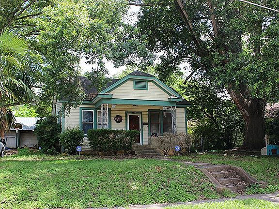 2nd image of 104 E Tom Green St