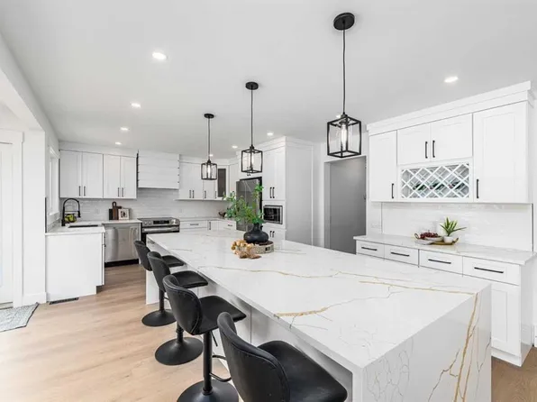 28 S Sunlake Cir SE, Calgary, AB T2X 3J2