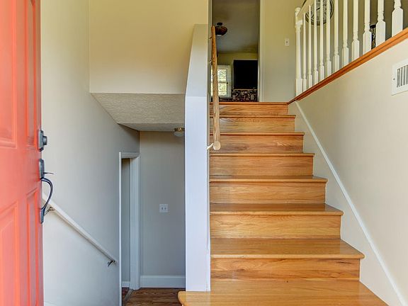 3rd image of 216 Graves Dr