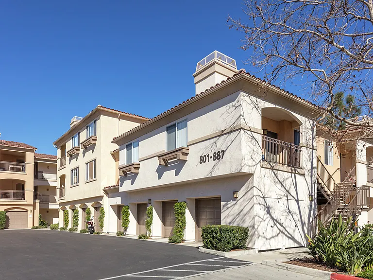Las Flores Apartment Homes — Photo 20