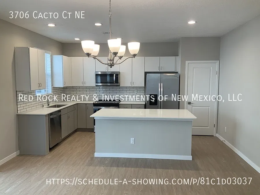 Luxury 3BR/2.5BTH luxury townhome with 2 car garage! — Photo 3